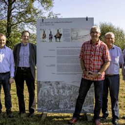 Dr. Brösch, Bürgermeister Junk und die Ortsbürgermeister eröffnen die Info- Stände über die Schlacht bei Klausen
